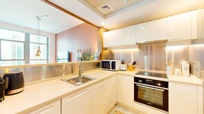 Jääkaappi, mikroaaltouuni, uuni, liesi