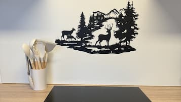 Jääkaappi, mikroaaltouuni, uuni, liesi