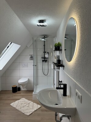 Douche, serviettes fournies, savon, papier toilette