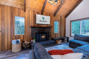 Smart-tv, eldstad och bordsfotboll