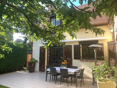 Lovely and quiet house 7 km from  Paris, near RER C , train, Porte de Versailles