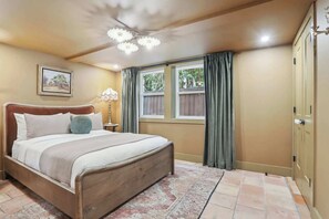 9 soverom, skrivebord, strykejern/-brett og wi-fi (inkludert)