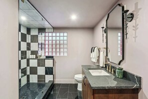 Dusj, hårføner, håndklær og sjampo