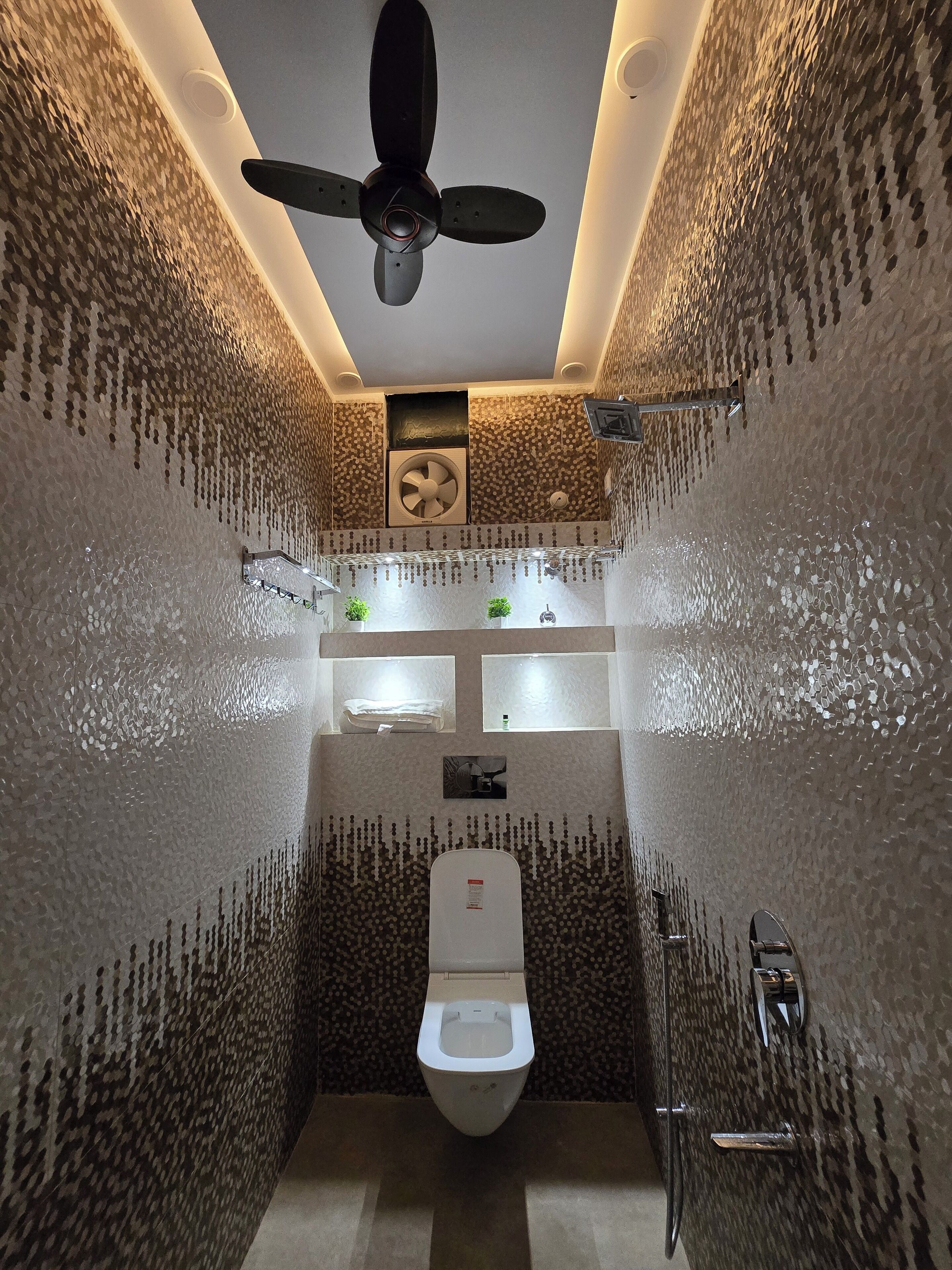 Standard Double Room, 1 King Bed, City View | Bathroom | Shower, towels, soap, shampoo