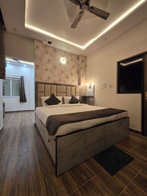 ห้องพรีเมียมดับเบิลหรือทวิน, 2 ห้องนอน, ปลอดบุหรี่, เครื่องปรับอากาศ | โต๊ะทำงาน, พื้นที่ทำงานแบบใช้แล็ปท็อป, ทางสำหรับรถเข็น