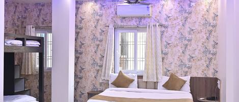 Family Studio Suite, Multiple Beds | Desk, laptop workspace, wheelchair access