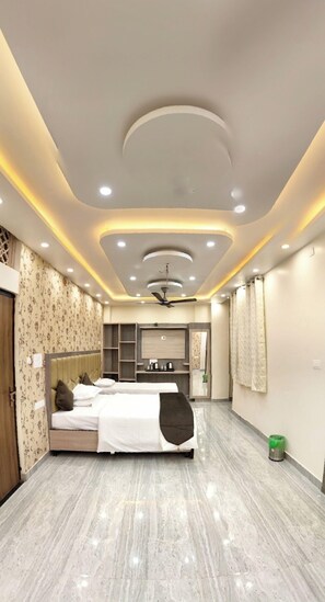 Suíte estúdio família, várias camas | Escrivaninha, espaço de trabalho para notebook