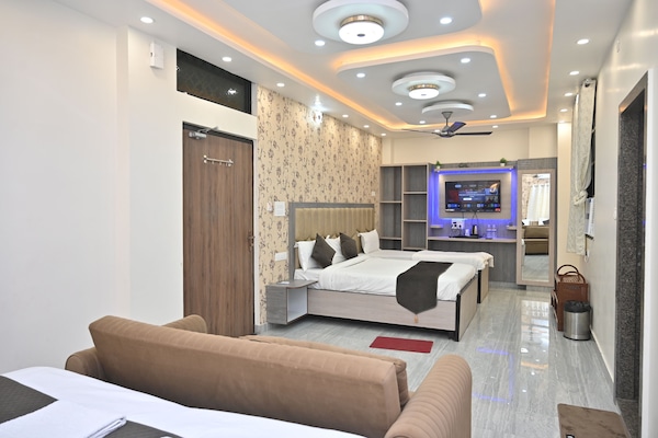 Family Studio Suite, Multiple Beds | Desk, laptop workspace, wheelchair access