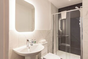 Shower, hair dryer, towels, shampoo - Host & Stay | North View (South Shields)