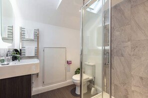 Dusche, Haartrockner, Handtücher, Shampoo