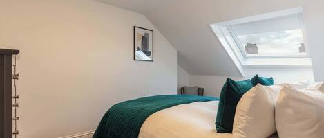 4 soverom, skrivebord, strykejern/-brett og reiseseng for barn