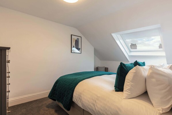 4 chambres, bureau, fer et planche Ă repasser, lit parapluie