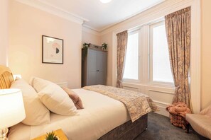 4 Schlafzimmer, Schreibtisch, Bügeleisen/Bügelbrett, Reisekinderbett