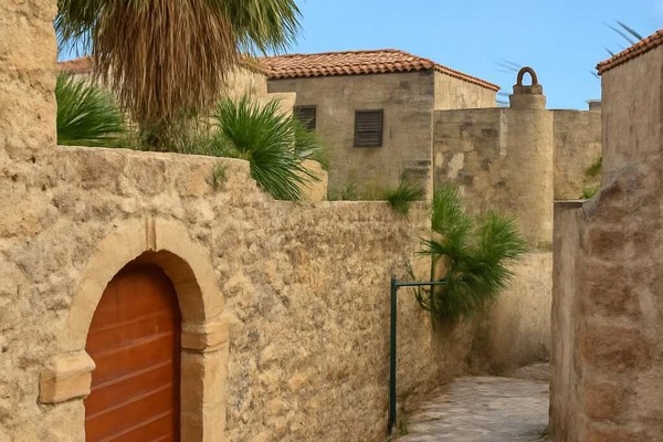 Discovering corners of Monemvasia - Charming entrance in the heart of Monemvasia