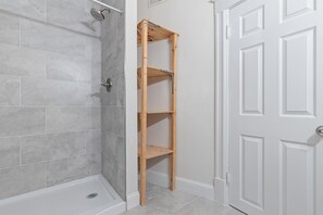 Shower, hair dryer, towels - Living on The Edge of Capitol Hill,  METRO subway (Washington)