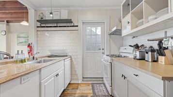 冰箱、微波炉、烤箱、炉灶