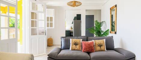 Smart-TV, Tischfußball, Tischtennisplatte, Bücher