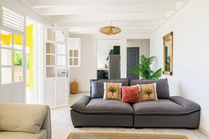 TV connectée, baby-foot, table de tennis de table, livres