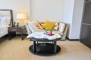 مكتب ومكواة/لوح كي وواي فاي وملاءات أسرّة