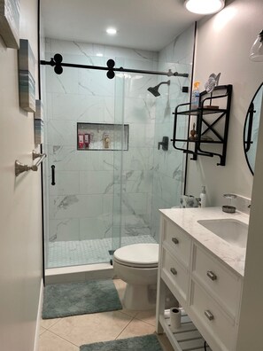 Douche, sèche-cheveux, serviettes fournies, savon