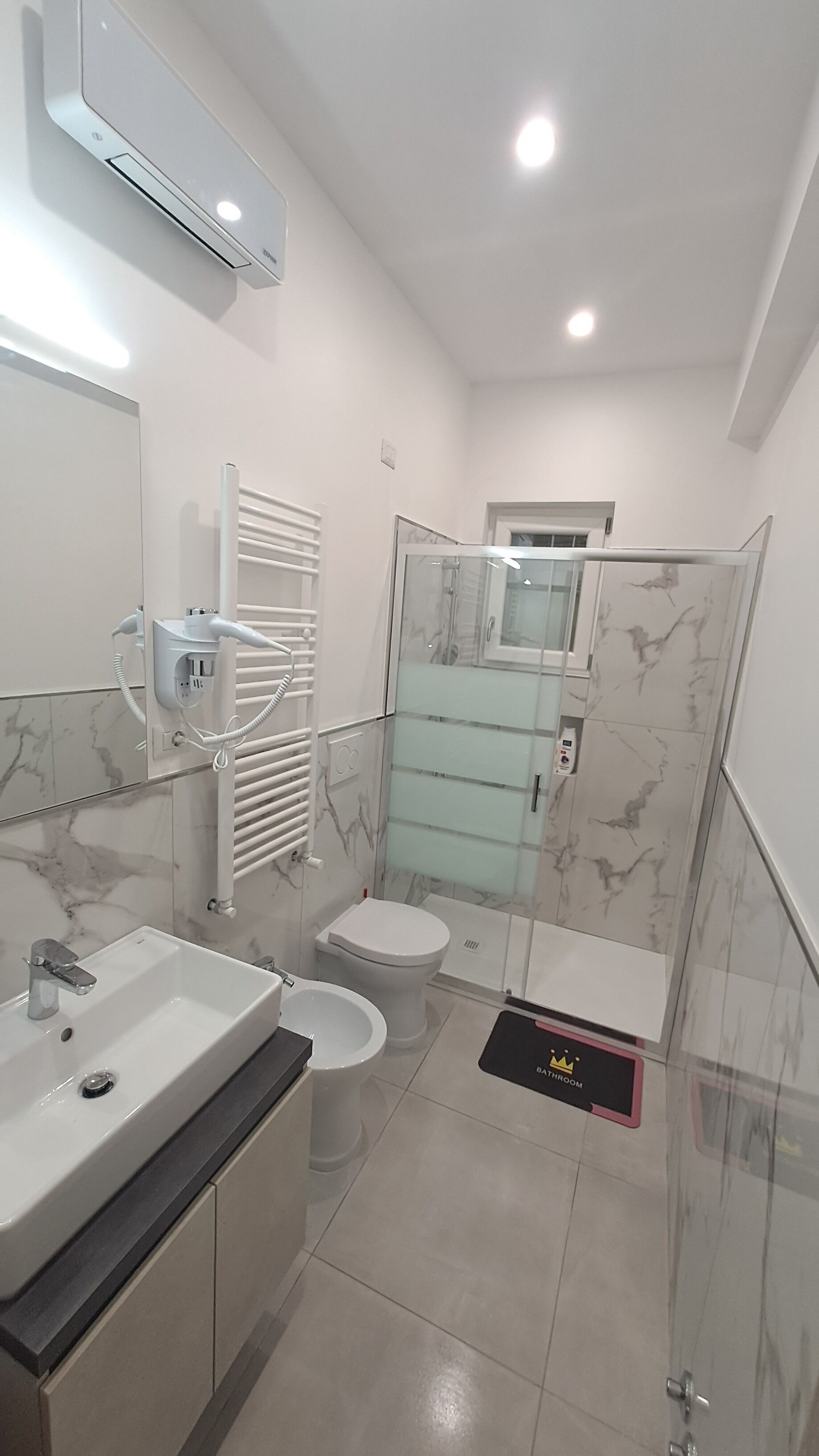 Douche, sèche-cheveux, bidet, serviettes fournies