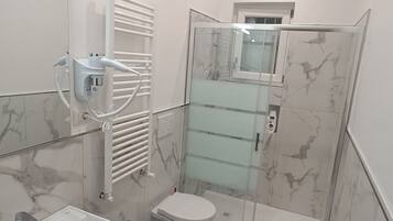 Douche, sĂšche-cheveux, bidet, serviettes fournies