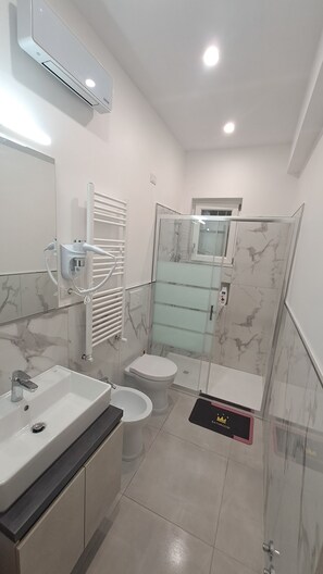 Dusche, Haartrockner, Bidet, Handtücher