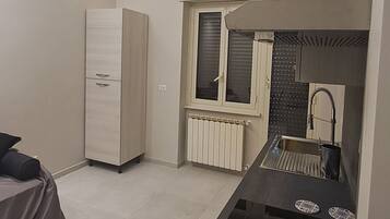 Réfrigérateur, micro-ondes, four, cafetiÚre/bouilloire