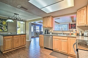 Mikrowelle, Ofen, Herdplatte, Geschirrspüler