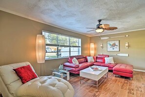 Smart TV - Hot Tub, Pool, Pool Table & more at Charming 3-bedroom house in Serene Largo (Largo)
