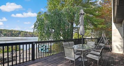 Charming waterfront 3-bedroom house in lovely Tobyhanna with WiFi