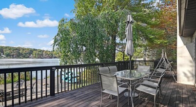Charming waterfront 3-bedroom house in lovely Tobyhanna with WiFi
