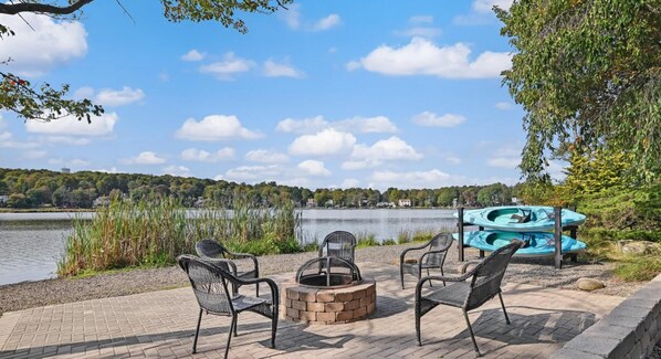 Property grounds - Charming waterfront 3-bedroom house in lovely Tobyhanna with WiFi (Tobyhanna)