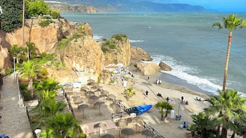 Chaises longues, serviettes de plage