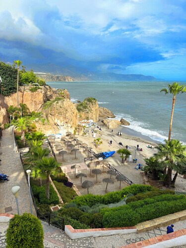 Villa with a pool, spectacular sea and mountain views, 14 minutes from the coast