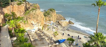Villa with a pool, spectacular sea and mountain views, 14 minutes from the coast