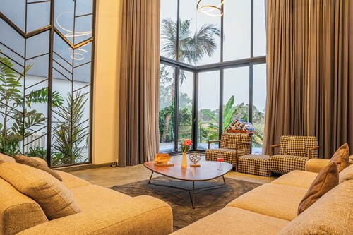 Stunning 5BHK Luxury Villa with Private Pool, Jacuzzi & Lift A1