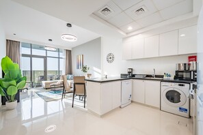 Réfrigérateur, four à micro-ondes, un four, surface de cuisson