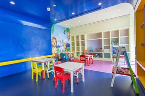 Ein Kinderzimmer mit bunten Möbeln und Wandmalerei.