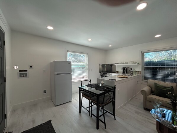 Oven, stovetop, cookware/dishes/utensils, paper towels