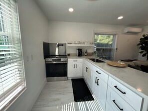 Oven, stovetop, cookware/dishes/utensils, paper towels