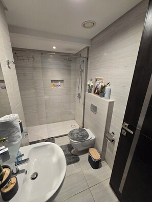 Haartrockner, HandtĂŒcher, Seife, Toilettenpapier
