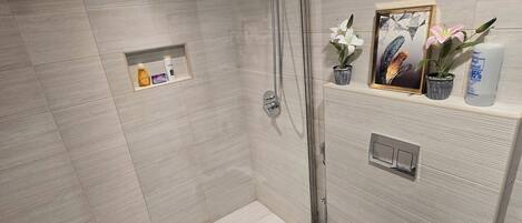 Een haardroger, handdoeken, zeep, toiletpapier