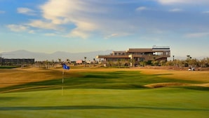 Un parcours de golf doté d’un club-house appelé « The Montgomerie Golf Club ».