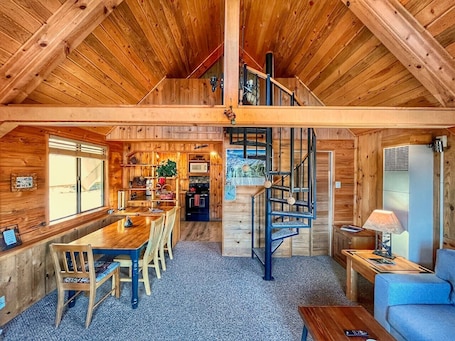 Dining. Freshly remodeled- hot tub+firepit