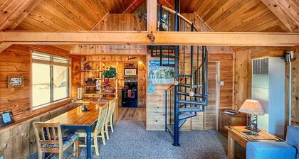 Freshly remodeled- hot tub+firepit