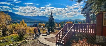 Freshly remodeled- hot tub+firepit