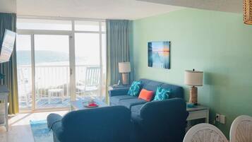 Leilighet, balkong, havutsikt | Oppholdsområde | Flatskjerm-TV