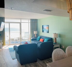 Apartment, Balkon, Meerblick | Wohnbereich | Flachbildfernseher