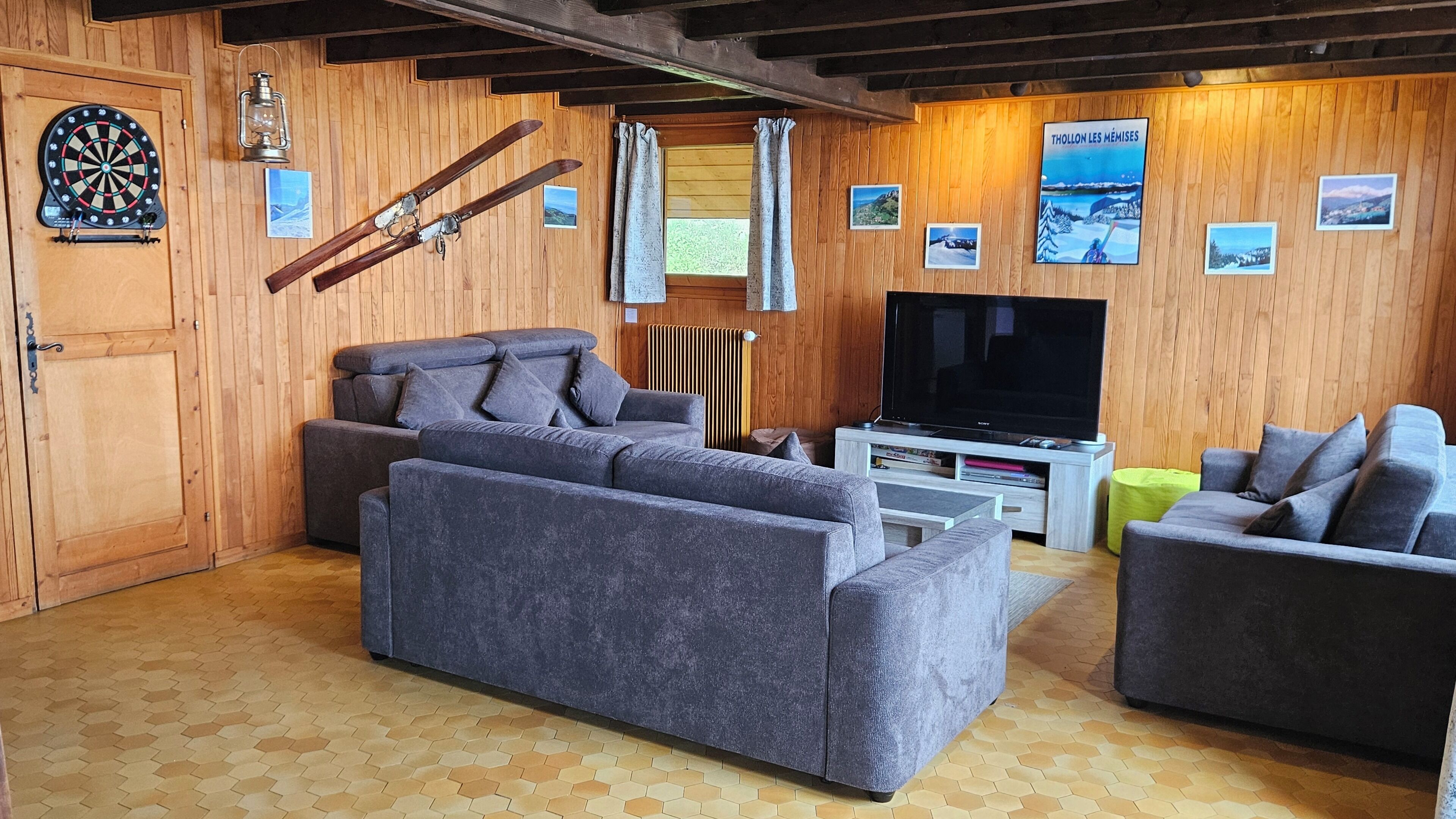 Una Smart TV, una chimenea, un reproductor de DVD
